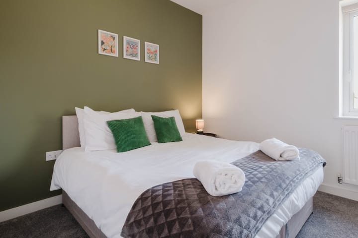 נוחות גמישה מחכה לכם - בחרו במיטת קינג סייז מרווחת או בפיצול לשתי מיטות יחיד בהתאם להעדפות השינה האישיות שלכם