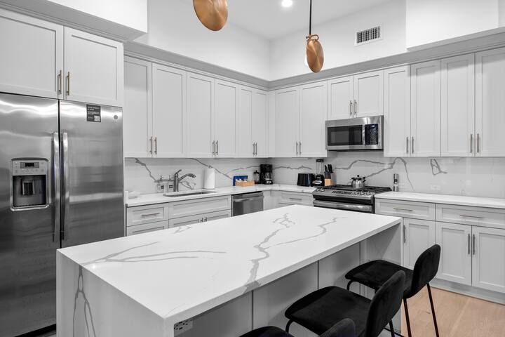 HUGE Downtown 4BD/4BA w/ 2 Living Rooms & Kitchens gallery image 3