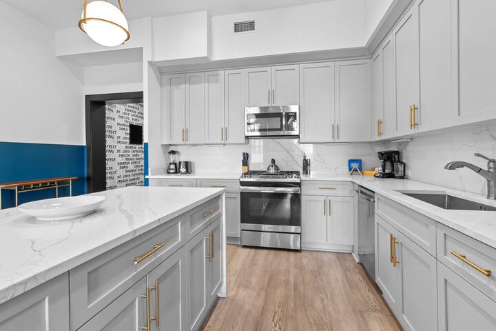 HUGE Downtown 4BD/4BA w/ 2 Living Rooms & Kitchens