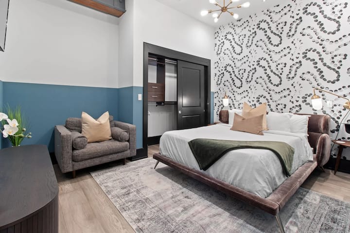 მეოთხე საძინებელში დაგხვდებათ კომფორტული 152‑179 სმ ზომის საწოლი, კომოდი, სმარტ‑ტელევიზორი და რბილი თეთრეული. Შესანიშნავია ოჯახებისთვის ან მეგობრებისთვის, რომლებიც ერთად მოგზაურობენ. ეს ოთახი აერთიანებს კომფორტსა და განმარტოებას ახალი ორლეანის ცენტრში.