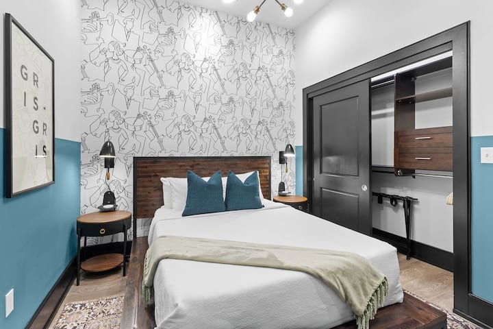 Მეორე საძინებელში არის მყუდრო ორადგილიანი საწოლი, კომოდი, სმარტ-ტელევიზორი და რბილი თეთრეული. Შესანიშნავია ოჯახებისთვის ან მეგობრებისთვის, რომლებიც ერთად მოგზაურობენ. ეს ოთახი აერთიანებს კომფორტსა და განმარტოებას ახალი ორლეანის ცენტრში.