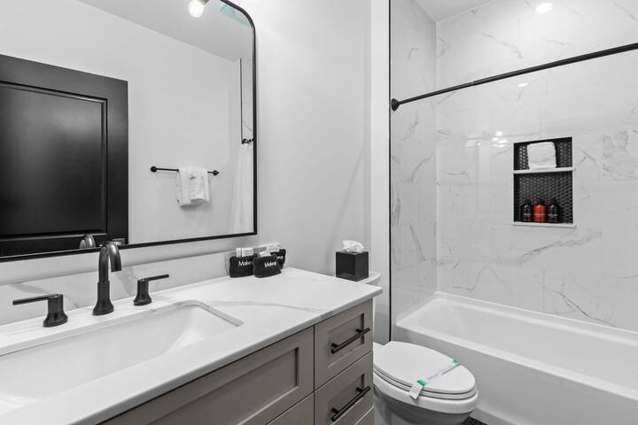 2 Living Rooms | Perfect For Groups | Rooftop gallery image 2