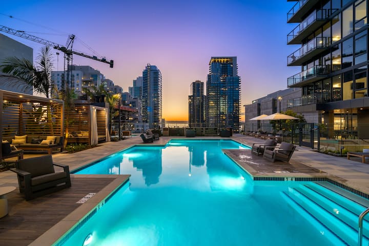 Kasa Little Italy | King Bed, Sauna & Cold Plunge - Apartments for