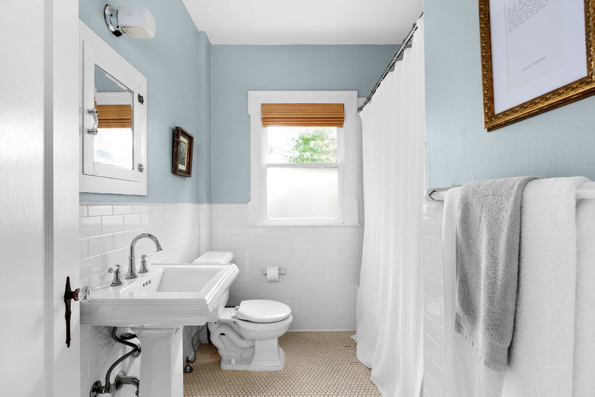 Cozy Cottage In North University & Near Downtown
