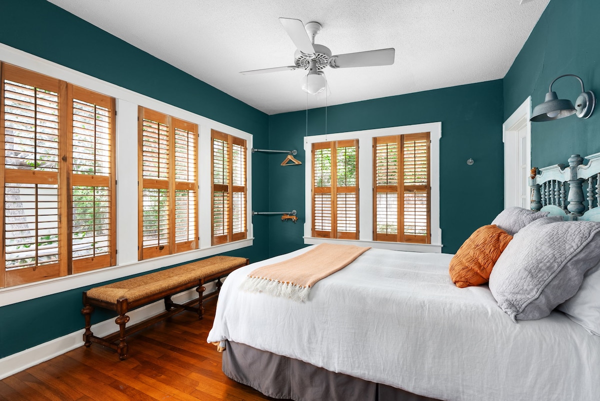 Cozy Cottage In North University & Near Downtown