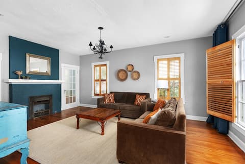 Popular Airbnb listing: Cozy Cottage In North University & Near Downtown in North University