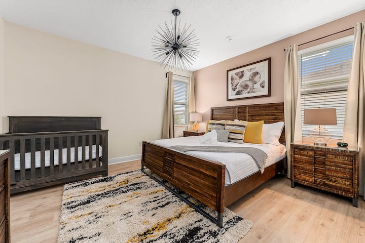 Disfruta del lujo y la comodidad en nuestro dormitorio principal tamaño king, completo con una acogedora cuna para los más pequeños. Una combinación perfecta de comodidad y servicios para familias. ️✨