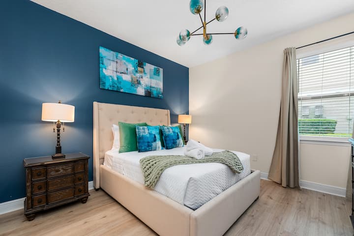 ¡Relájate en este hermoso dormitorio queen, el refugio perfecto después de tus aventuras diarias!