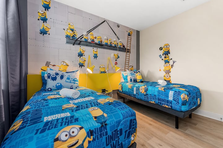 La diversión te espera en nuestra habitación con temática de Minions con dos acogedoras camas individuales.