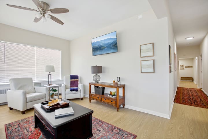 Sebule hii angavu na yenye nafasi kubwa hutoa viti vya starehe na mapambo ya kisasa. Madirisha makubwa hufurika kwenye sehemu hiyo kwa mwanga wa asili, na kuifanya iwe bora kwa ajili ya kupumzika au kushirikiana.