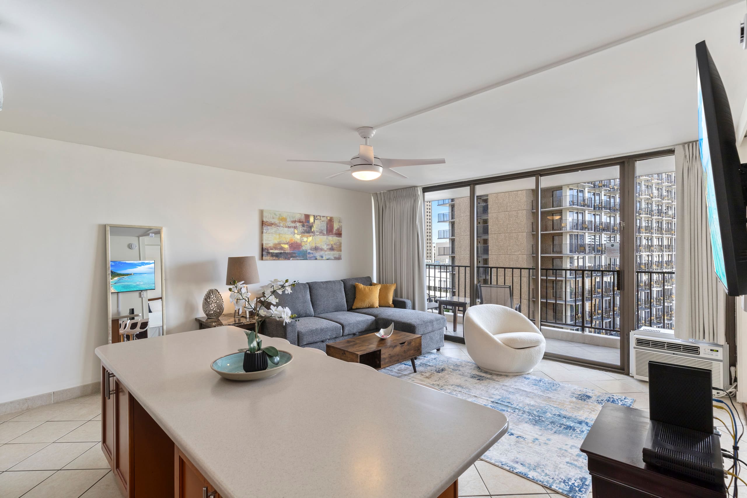 Condo in Honolulu · ★4.67 · 1 bedroom · 3 beds · 1 private bath - Image 4
