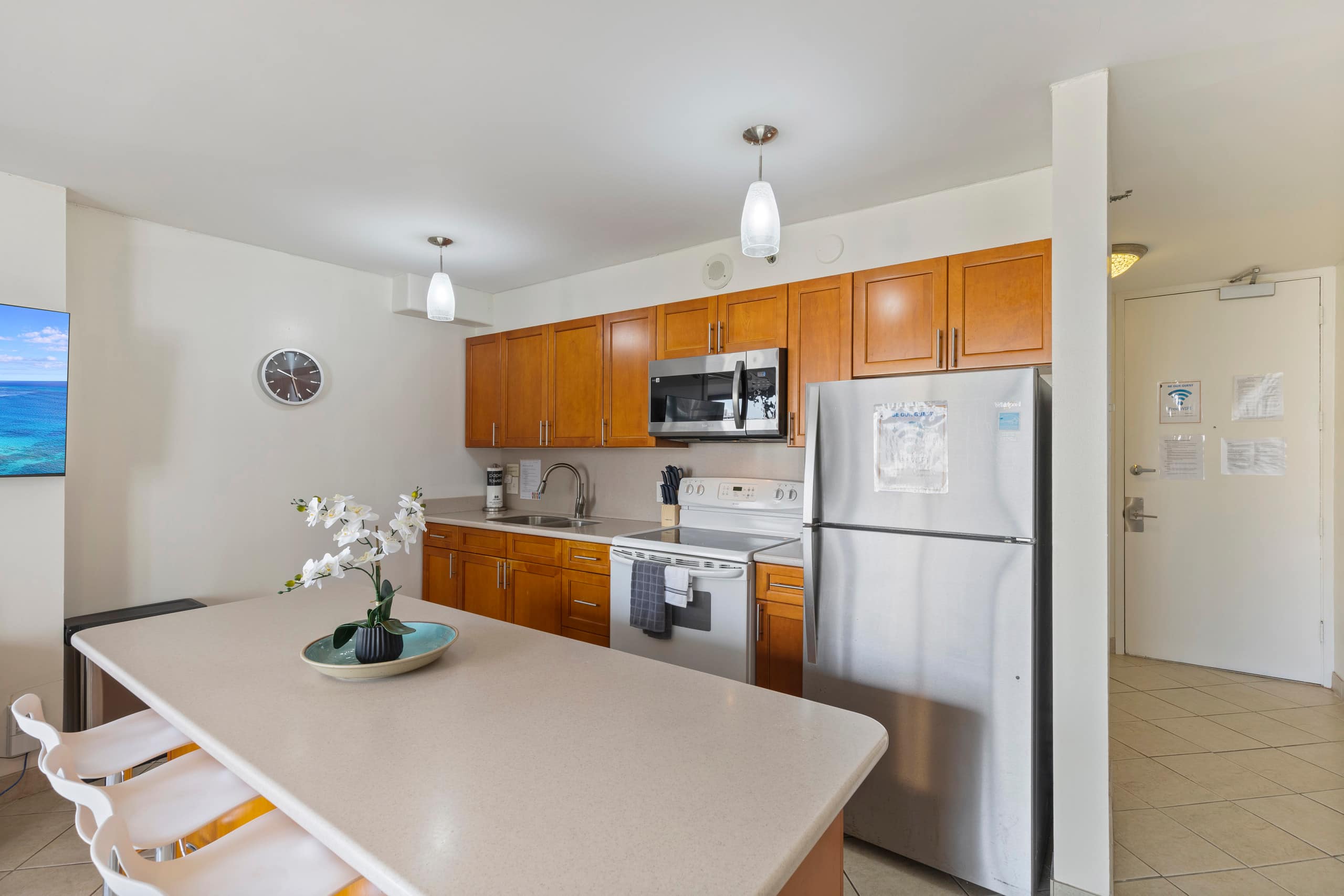 Condo in Honolulu · ★4.67 · 1 bedroom · 3 beds · 1 private bath - Image 6