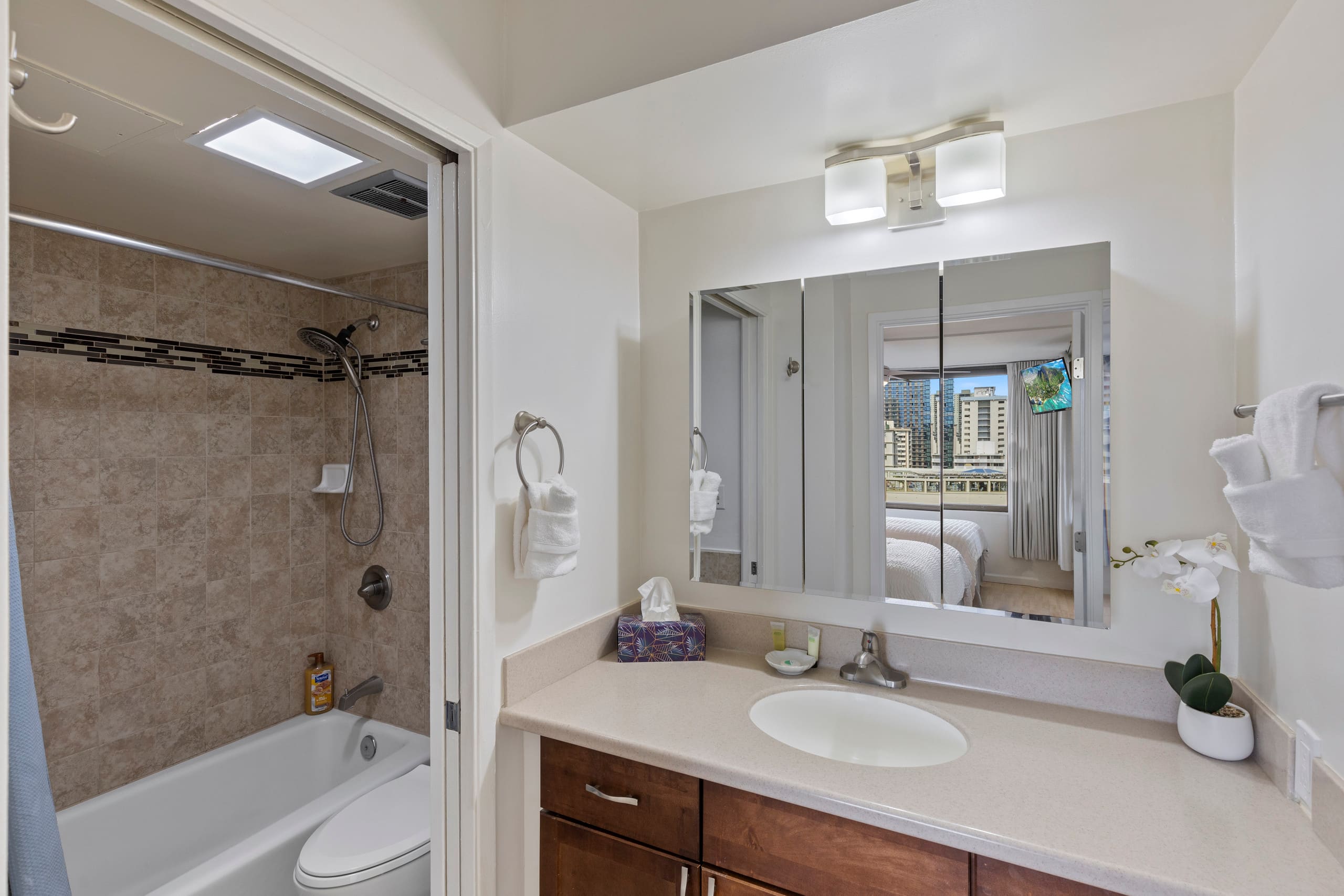 Condo in Honolulu · ★4.67 · 1 bedroom · 3 beds · 1 private bath - Image 15
