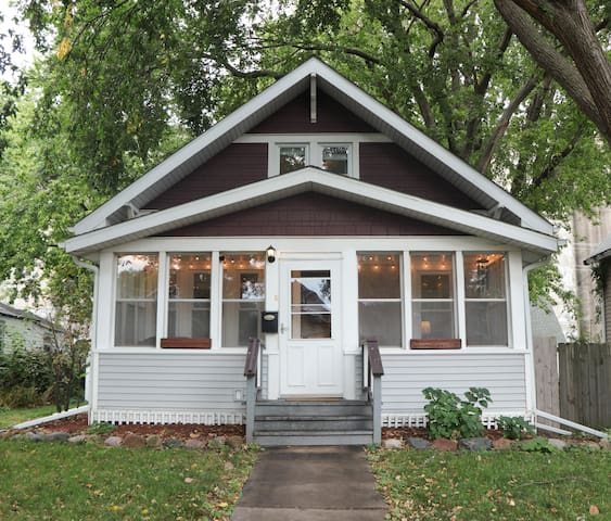 Sleeps 10 | Home Away From Home Near Downtown