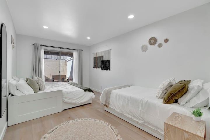 Насладете се на комфорт и гъвкавост с нашите две единични легла, които безпроблемно се превръщат в две двойни легла. Насладете се на лукса на приспособимите условия за спане, предназначени за вашата максимална релаксация.