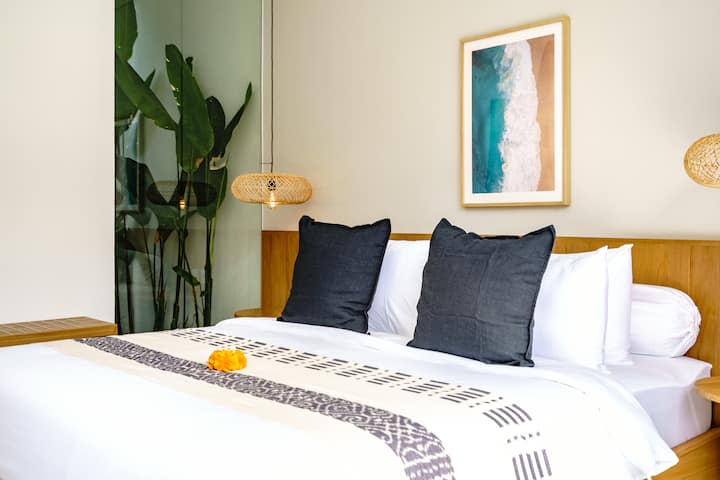¡Relájate con estilo! Este dormitorio tamaño king es el refugio perfecto, combinando comodidad con un toque de elegancia.