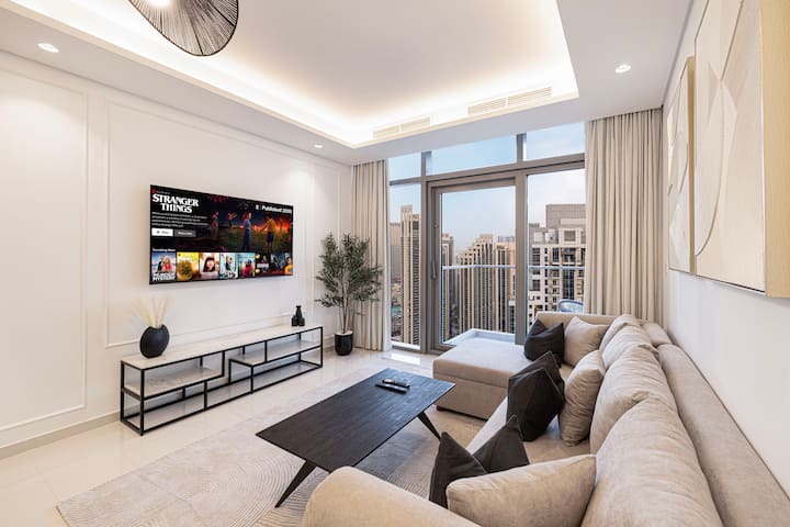 Sebule angavu na yenye kuvutia yenye televisheni kubwa, inayofaa kwa ajili ya kupumzika baada ya siku moja ya kutalii jiji.