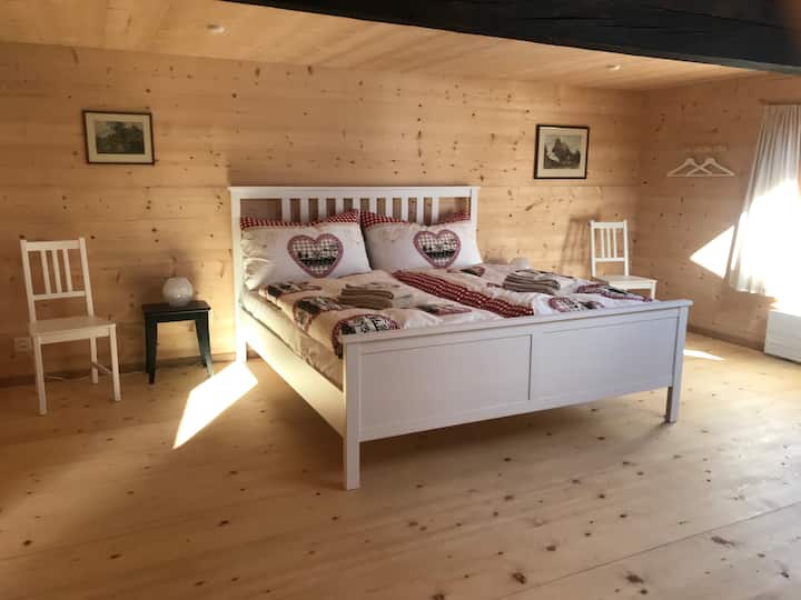 Dormitorio grande en la planta superior con cama doble y cama individual