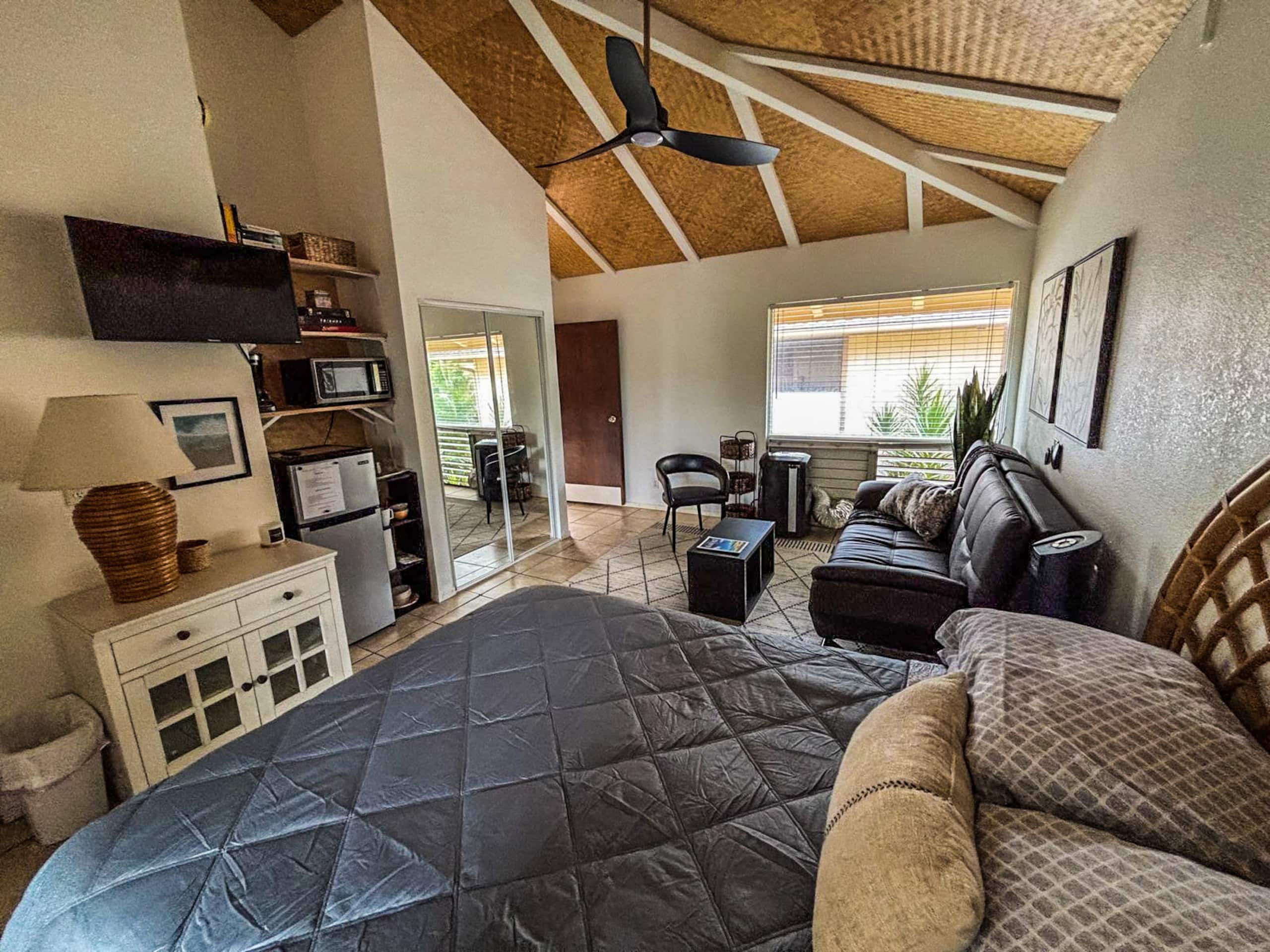 Charming N Shore Studio | Lanai | Pool & Hot Tub - Photo 3