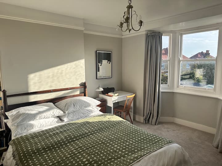 ห้องนอนนี้มีเตียงคู่ขนาดคิงไซส์มองออกไปเห็นพระอาทิตย์ขึ้นที่ยอดเยี่ยมและวิวทะเลอันไกลโพ้น