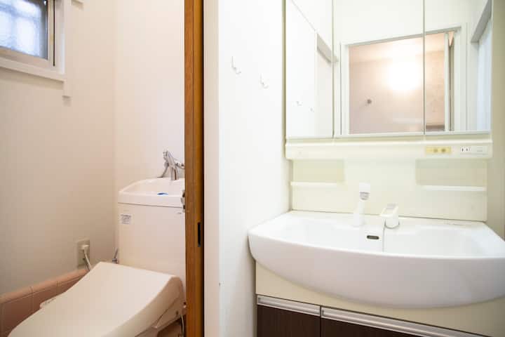 トイレと洗面台が別々にある典型的な日本のバスルームのレイアウトです。