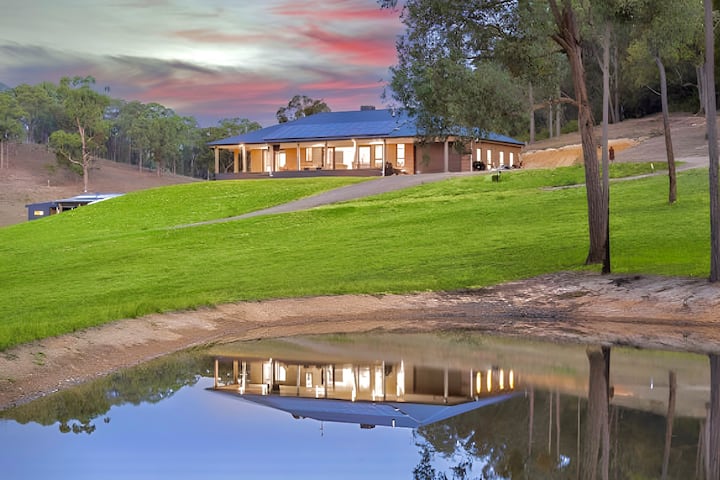 Serene Estate with Eildon Lake