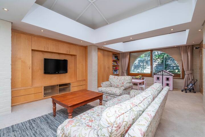 Little Tops: Family Home 4-Beds-Pool-Sauna-Jacuzzi gallery image 4