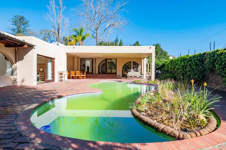 Little Tops: Family Home 4-Beds-Pool-Sauna-Jacuzzi gallery image 3