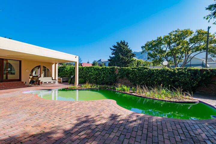 Little Tops: Family Home 4-Beds-Pool-Sauna-Jacuzzi gallery image 5