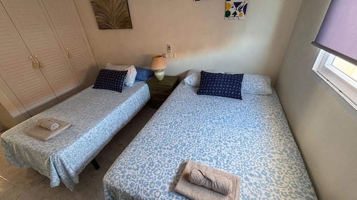 Krevet od 1,35 cm i još 90 cm. Ugrađeno rublje. 