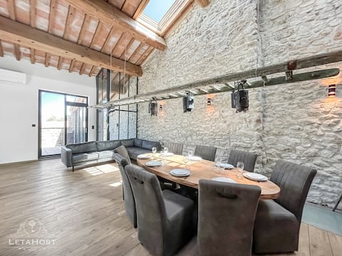 Spacious accommodation with shared pool