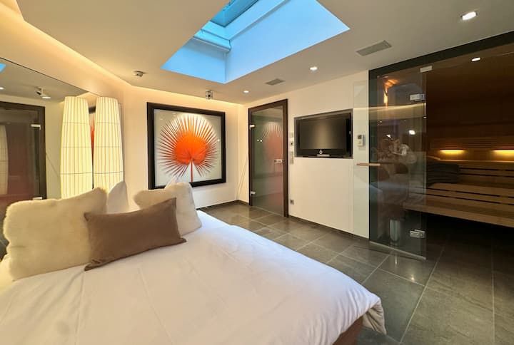 חדר שינה 2 עם מיטה זוגית (160x200 ס"מ) כולל סאונה משולבת, מקלחת, טלוויזיה ושירותים