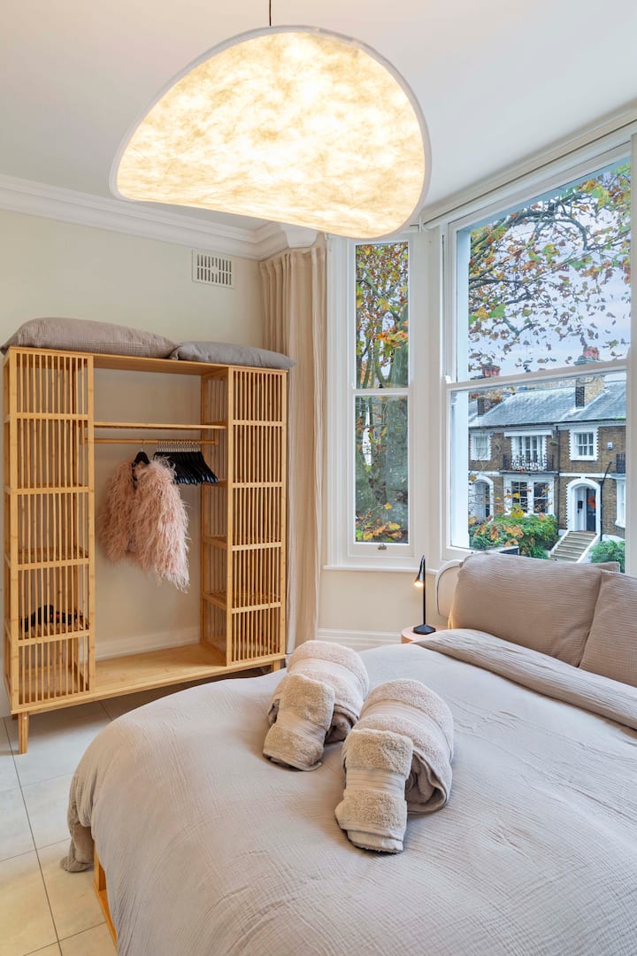 Hlavná spálňa s manželskou posteľou, vlastnou kúpeľňou so sprchovacím kútom a WC.