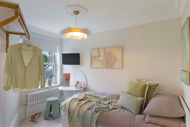 Spálňa na 1. poschodí, manželská posteľ, ktorú možno otvoriť na 2 jednolôžka, vedľa seba, toaletný stolík/písací stôl.