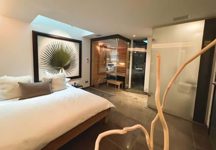 第三间卧室配有双人床（ 160x200 ）以及一体式桑拿房、淋浴间和马桶