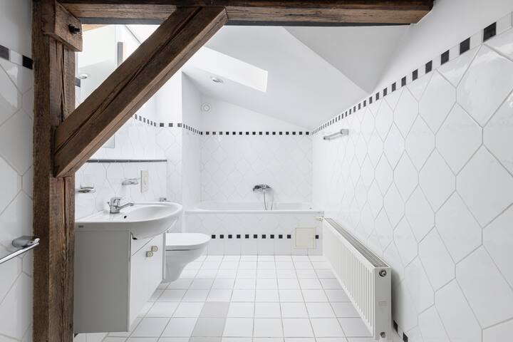 Cozy & Spacious Attic Apartment in Old Town gallery image 3