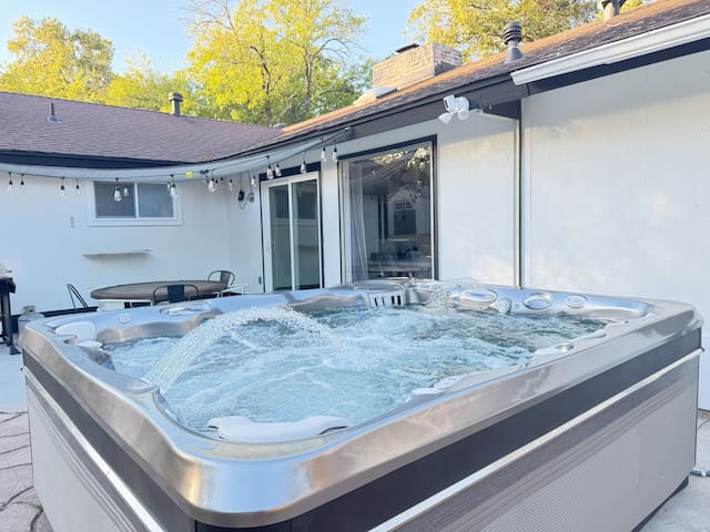 Heated Pool/Spa/MiniGolf home near Downtown/Domain gallery image 4