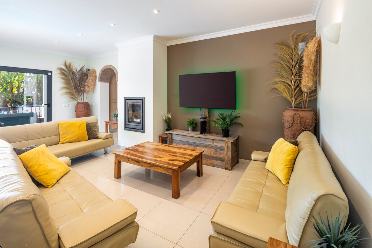 Top performing Airbnb: Superb 5 bed ensuite villa * Hot Tub * Heated Pool. in Lagoa