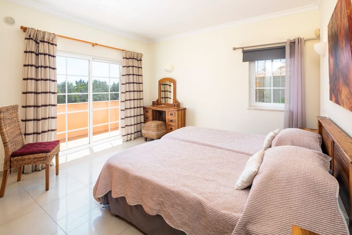 Двойна стая на първия етаж с изглед към басейна и градината. Най-добрите са събрани заедно.