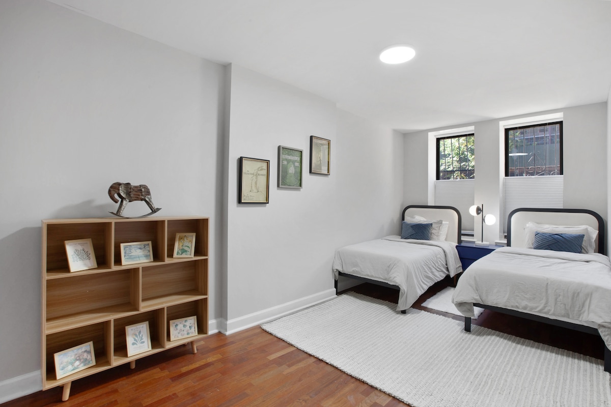 غرفة نوم بسريرين مزدوجين