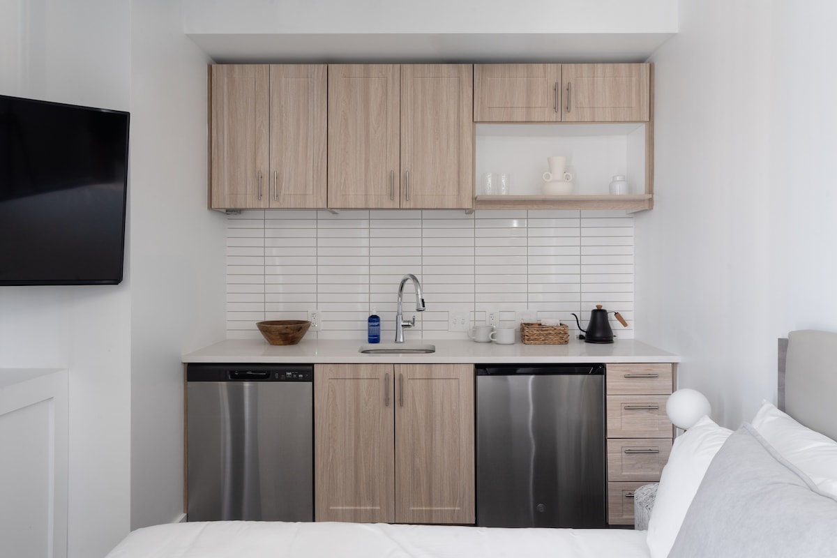 Studio Haus | Explore Nearby Bars & More on 6th