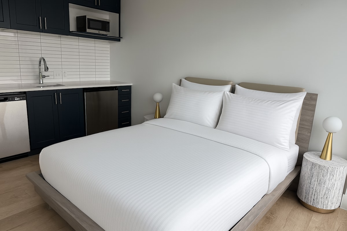 Studio Haus | Explore Nearby Bars & More on 6th