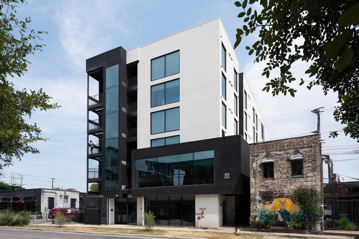 Studio Haus | Explore Nearby Bars & More on 6th