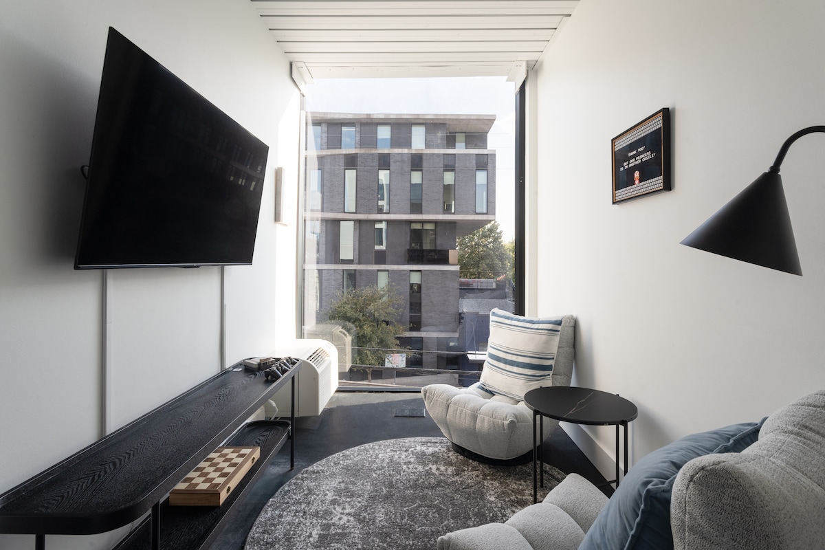 Studio Haus | Explore Nearby Bars & More on 6th