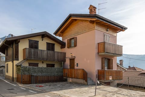 Villetta Bratto for 6 with Parking, WiFi, Heater