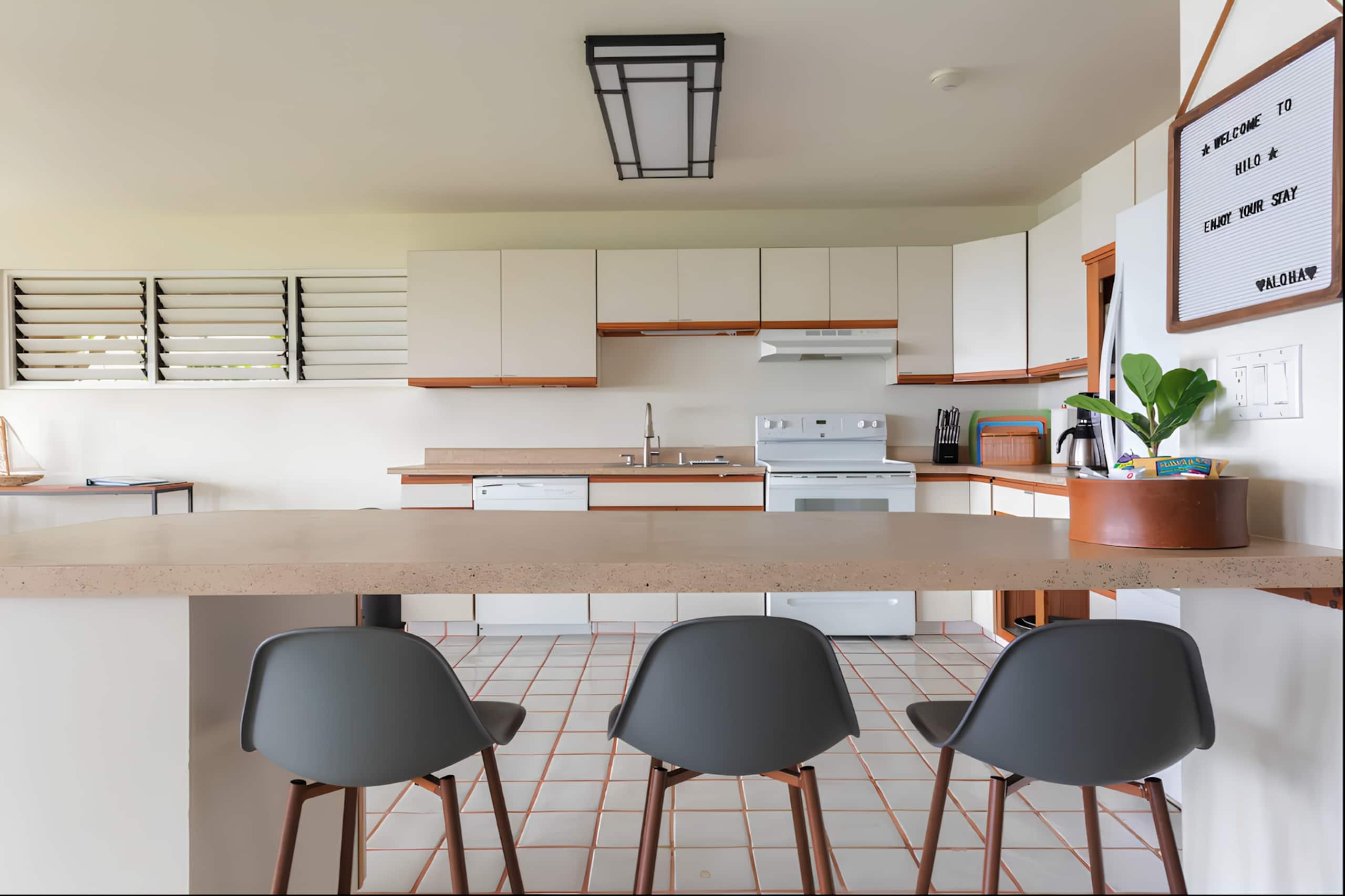 Home in Hilo · ★5.0 · 3 bedrooms · 7 beds · 3 private baths - Image 18