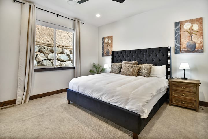 Apartmán Master Suite 2 s pohodlnou manželskou posteľou King, televízorom s vlastnou kúpeľňou - 2. poschodie