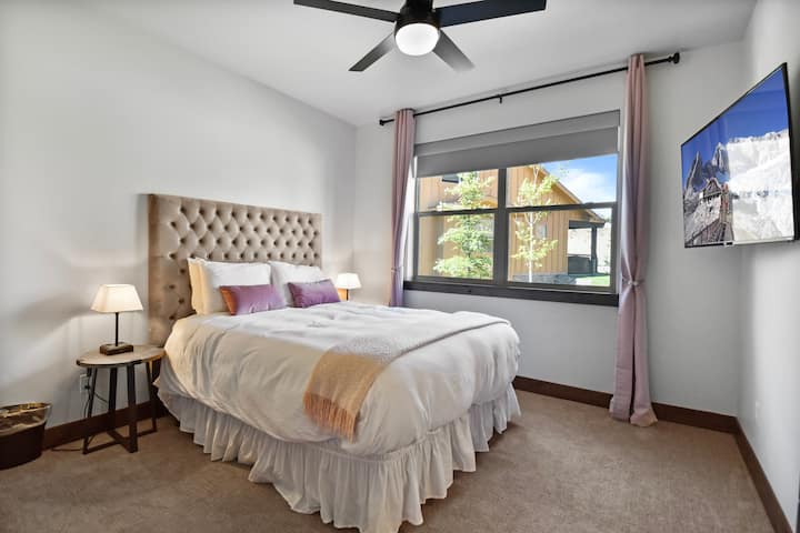 Spálňa 4: s pohodlnou manželskou posteľou Queen, televízorom a vlastnou kúpeľňou - hlavné poschodie