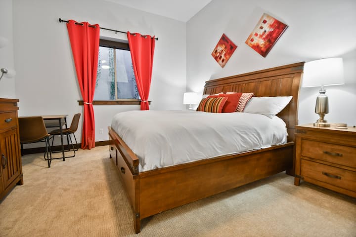 Spálňa 3: s útulnou manželskou posteľou King, písacím stolom na čítanie a televízorom - nižšie poschodie