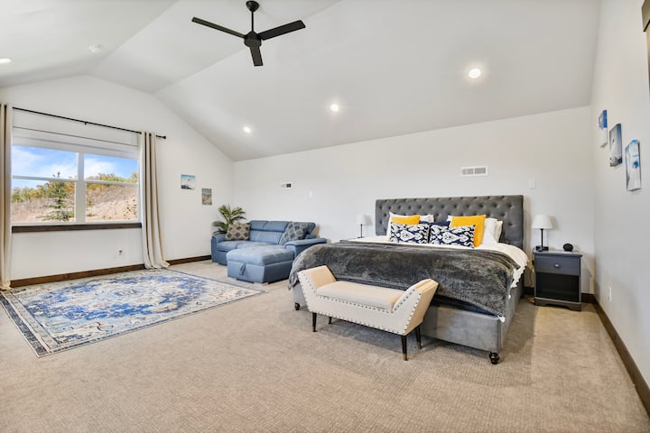 Master Suite 1: s pohodlnou manželskou posteľou King, veľkou rozkladacou pohovkou Queen a vlastnou kúpeľňou